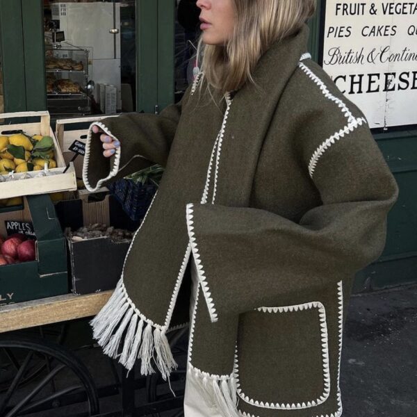 Eleganter Damen-Wollmantel mit Schal