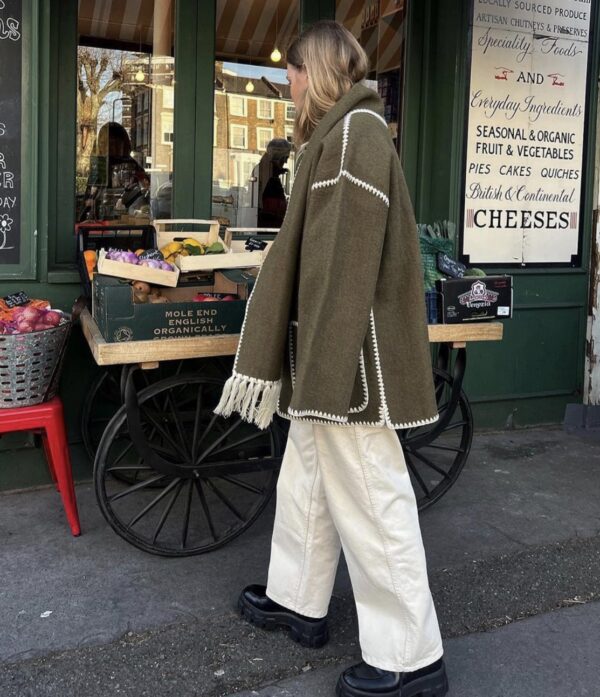 Eleganter Damen-Wollmantel mit Schal