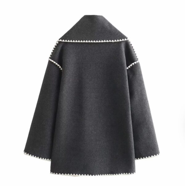 Eleganter Damen-Wollmantel mit Schal