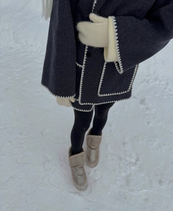 Eleganter Damen-Wollmantel mit Schal